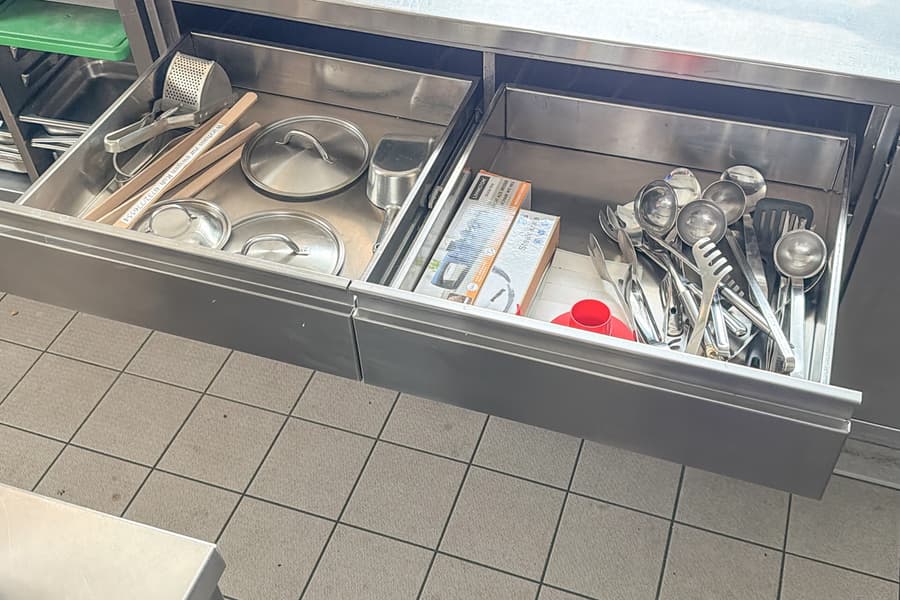 Inhalt von 2 Laden: Gastrobedarf